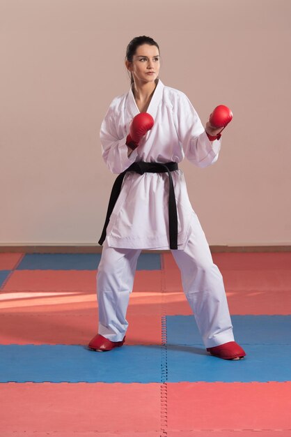 mujer joven, vestido, en, tradicional, kimono