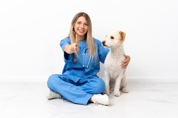 Mujer joven veterinario con perro