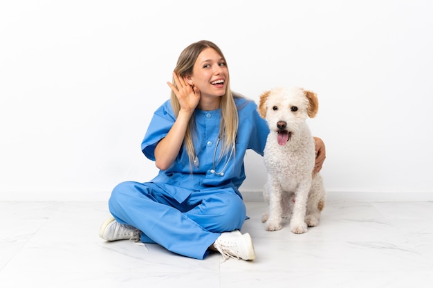 Mujer joven veterinario con perro