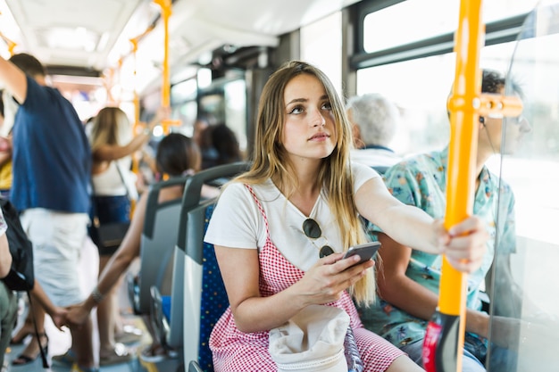 Foto mujer joven viajando en autobús