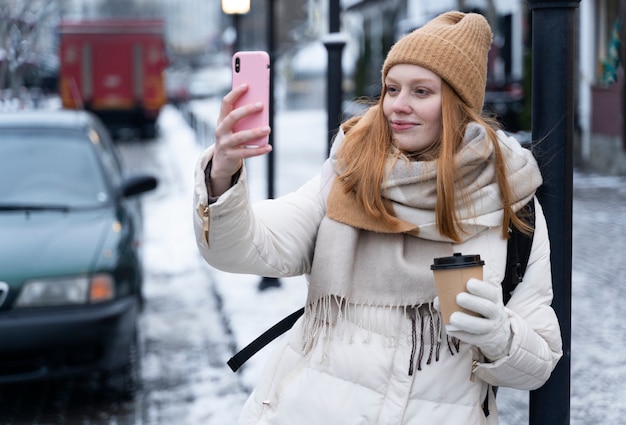 Foto mujer joven viajando por la ciudad