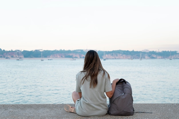 Mujer joven viajando sin covid