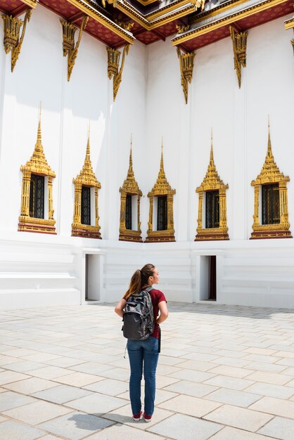 Mujer joven viajando a través de Tailandia