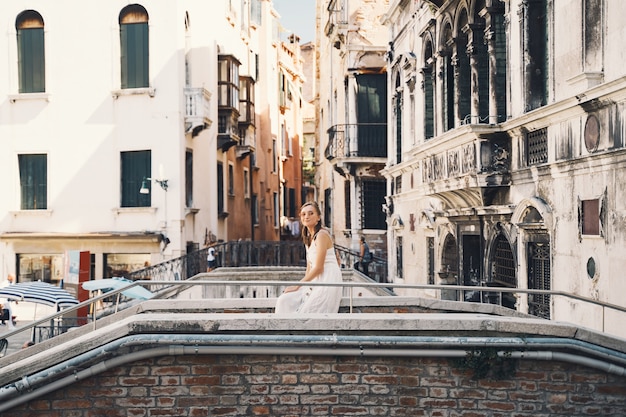 Mujer joven viajar Italia niña disfrutar de hermosas vistas turísticas en Venecia caminando por las calles de Venezuela