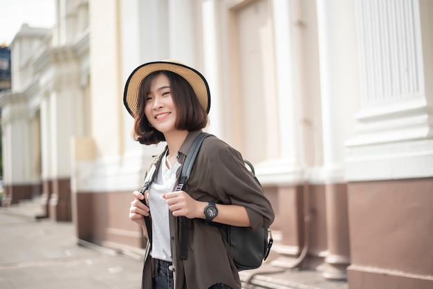 Mujer joven viajero asiático disfrutando del turismo