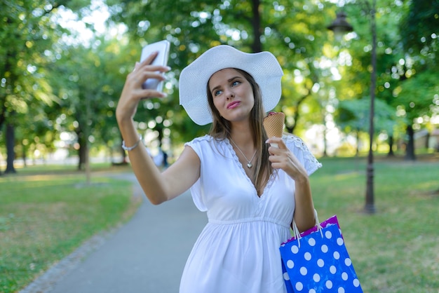 Mujer joven viajero haciendo selfie durante viaje al extranjero