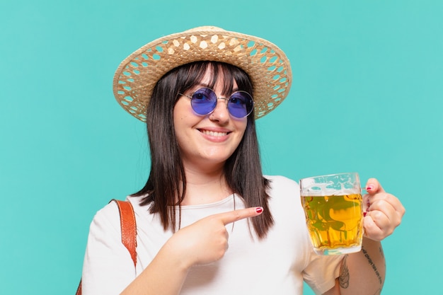 Mujer joven viajero señalando o mostrando