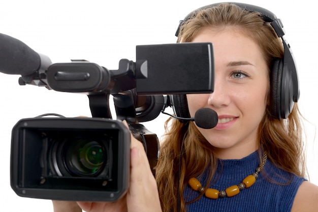 Mujer joven con una videocámara en blanco