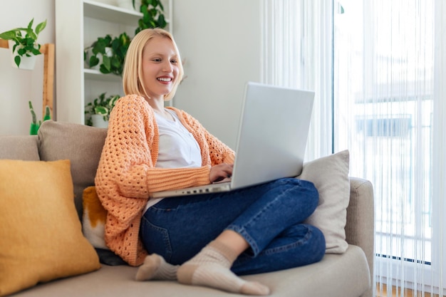 Mujer joven en una videollamada desde casa con sus amigos mientras está en cuarentena Captura recortada de una mujer joven atractiva que usa su computadora portátil para hacer una videollamada en casa