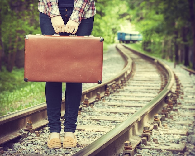 mujer joven, con, viejo, maleta, en, ferrocarril