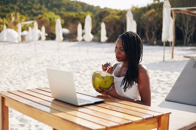 Mujer joven viendo webinar