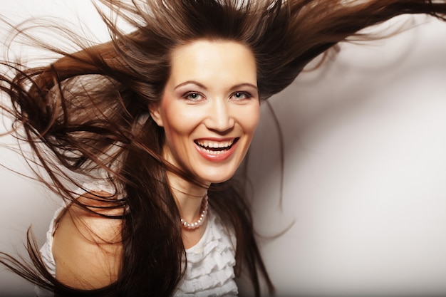 Mujer joven con viento en el pelo