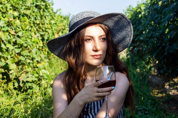 mujer joven en el viñedo mujer bonita en la naturaleza