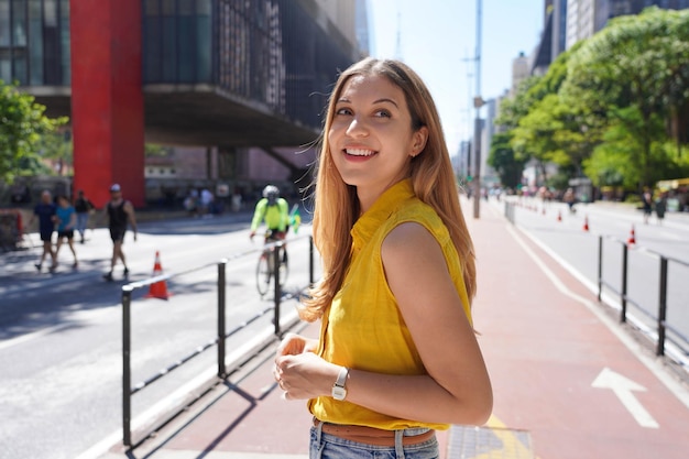 Mujer joven visitando la Avenida Paulista en Sao Paulo Brasil