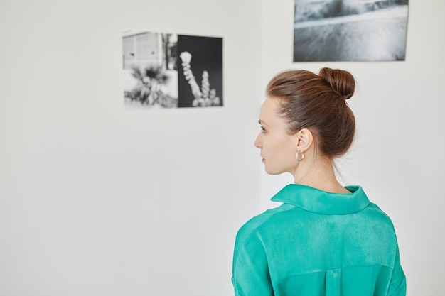 Mujer joven visitando galería mínima