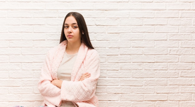 Mujer joven vistiendo pijama mirando al frente