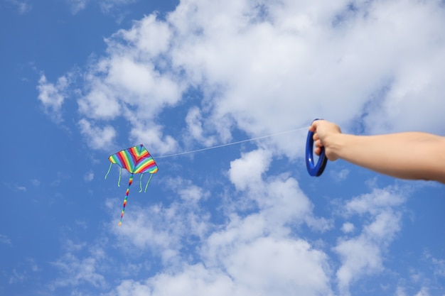 Foto mujer joven, vuelo, cometa, en, cielo azul