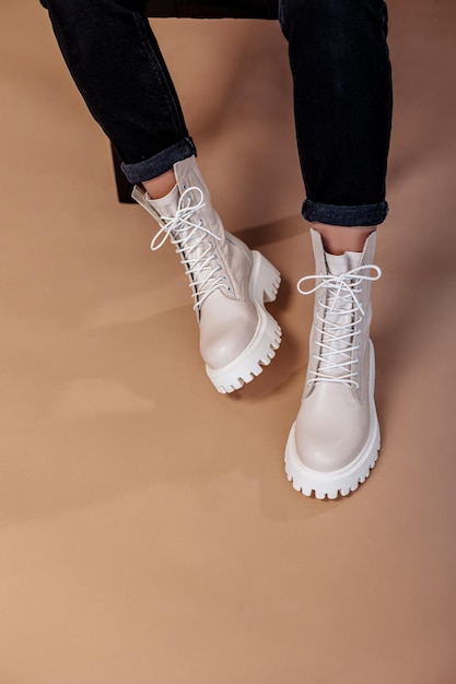 Mujer joven en zapatos con cordones de cuero de moda con estilo beige. Colección de moda de zapatos de otoño para mujer. Primer plano de piernas femeninas en zapatos.