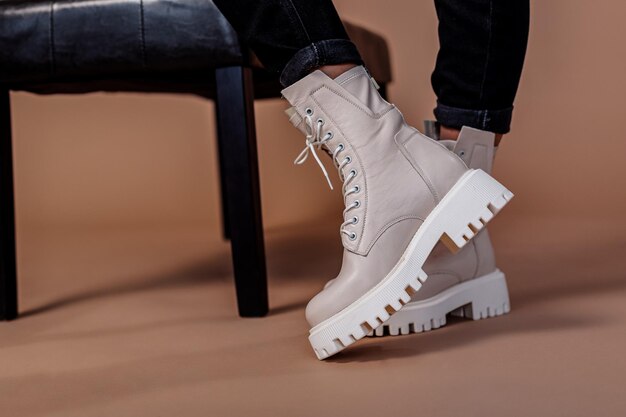 Mujer joven en zapatos con cordones de cuero de moda con estilo beige. Colección de moda de zapatos de otoño para mujer. Primer plano de piernas femeninas en zapatos.