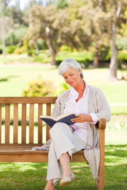 Mujer jubilada leyendo un libro