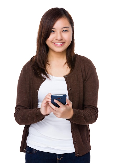 Mujer juega en el teléfono móvil