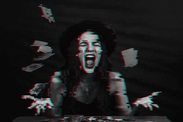 Foto mujer de juego emocional en un sombrero juega al póquer en la mesa y lanza cartas