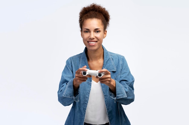 Mujer jugadora afroamericana jugando videojuegos usando joystick