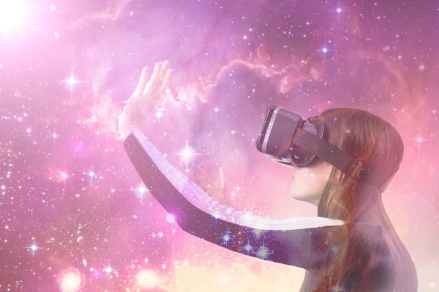 Mujer jugadora jugando videojuegos con casco de gafas realidad virtual en galaxia espacialElemento de la imagen proporcionada por la NASA