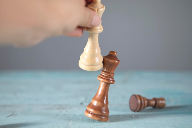 Mujer jugando al ajedrez en la mesa