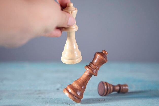 Mujer jugando al ajedrez en la mesa