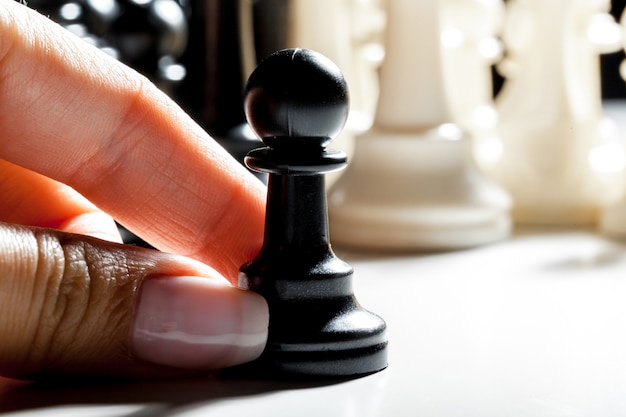 Foto mujer jugando al ajedrez