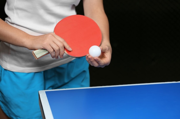 Foto mujer jugando al tenis de mesa en el interior