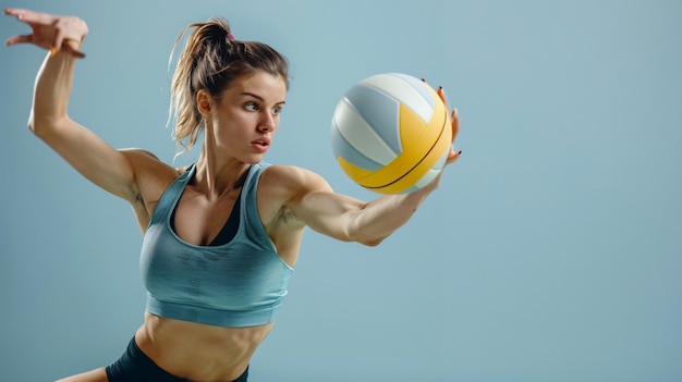 una mujer jugando al voleibol con una camiseta azul y una camisa azul