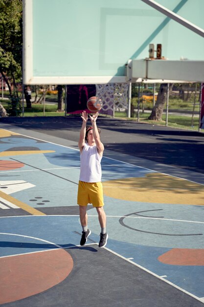 Foto mujer jugando con un aro de baloncesto