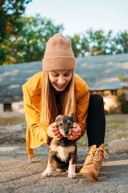 Mujer jugando con un cachorro