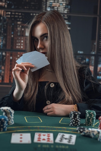 Mujer jugando en el casino Suerte y fortuna