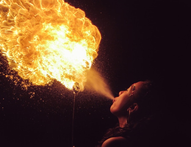 Mujer jugando con el fuego