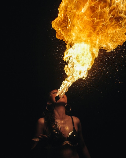 Mujer jugando con el fuego