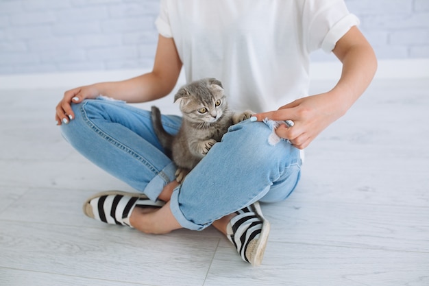 Mujer jugando con gato