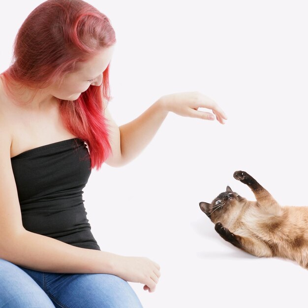 Mujer jugando con gato