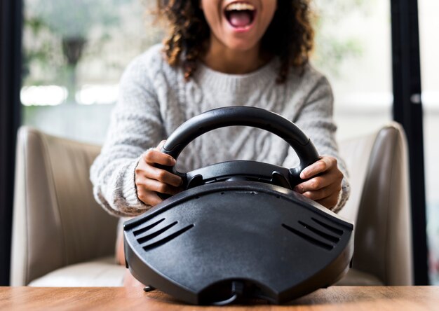 Mujer jugando un juego de carreras de coches vdo