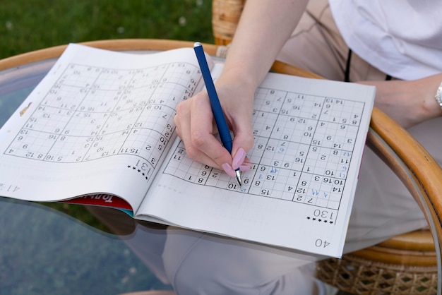 Mujer jugando un juego de sudoku sola