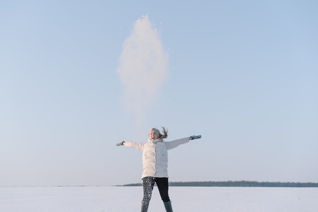 Foto mujer jugando con nieve