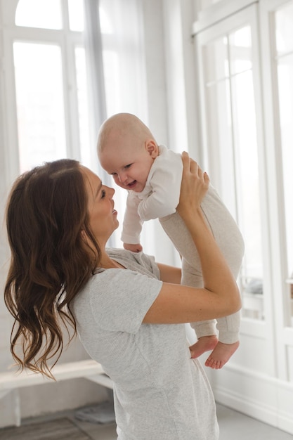 Foto mujer jugando con niño infantil