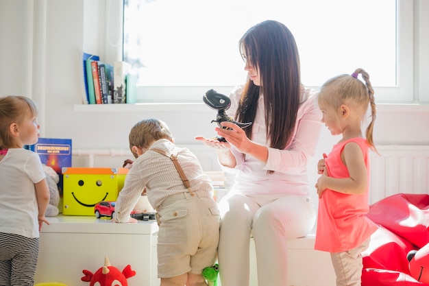 Mujer jugando con los niños