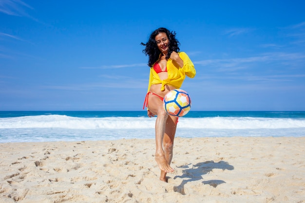 Mujer jugando a la pelota en la playa, Río de Janeiro.