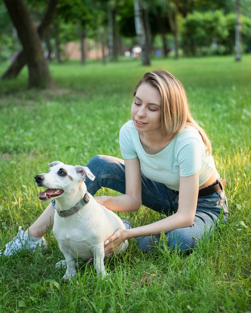 Mujer jugando con un perro de raza Jack Russell Terrier