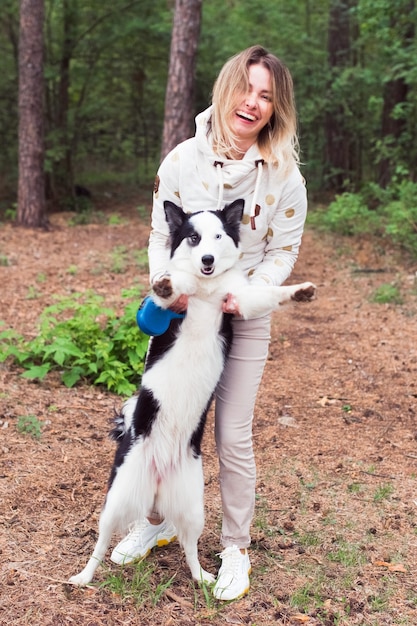 mujer jugando con perro