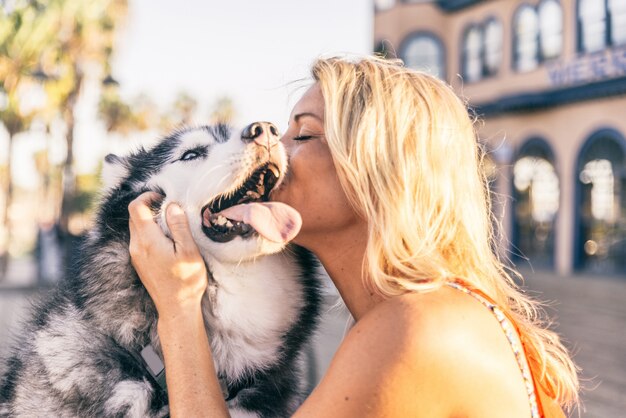 Mujer jugando con perro