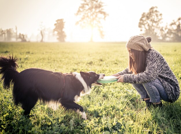 Mujer jugando con perro